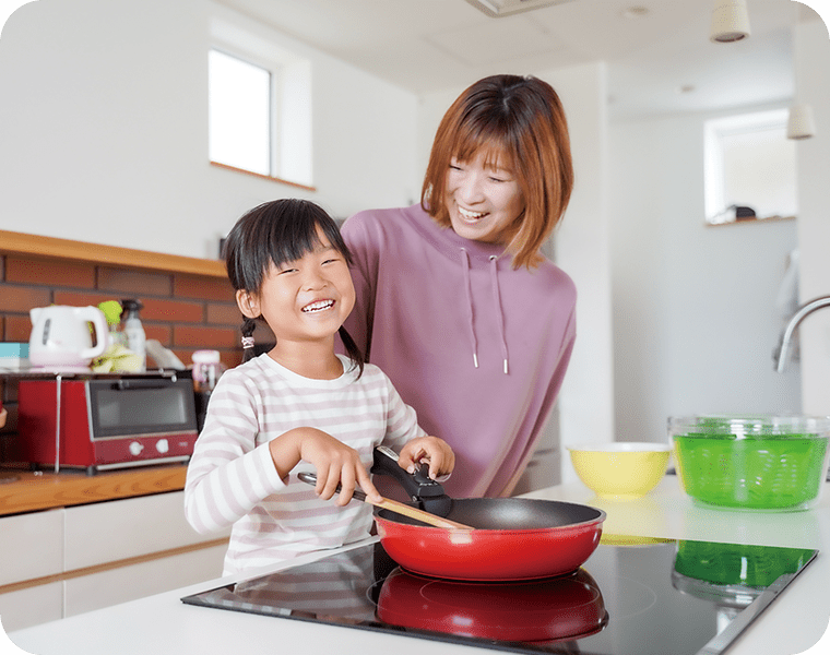 子どもと一緒に料理をする写真