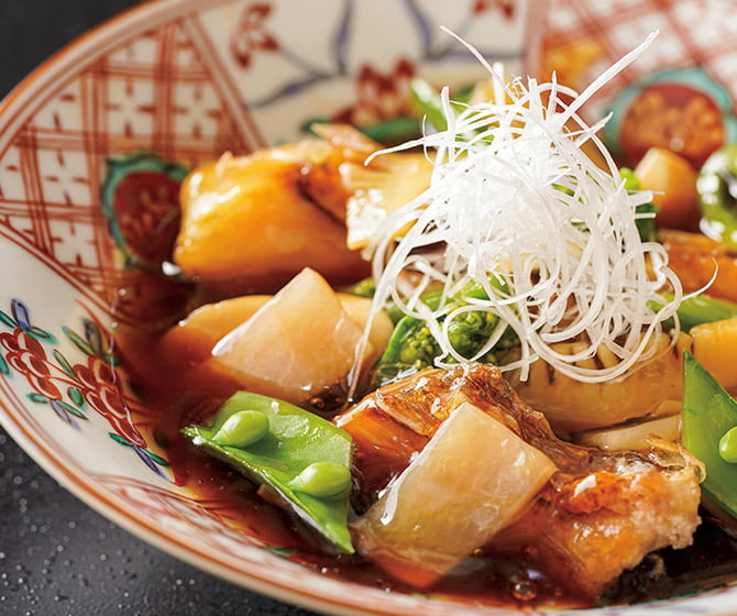 桜鯛の春野菜入りべっ甲餡かけの写真