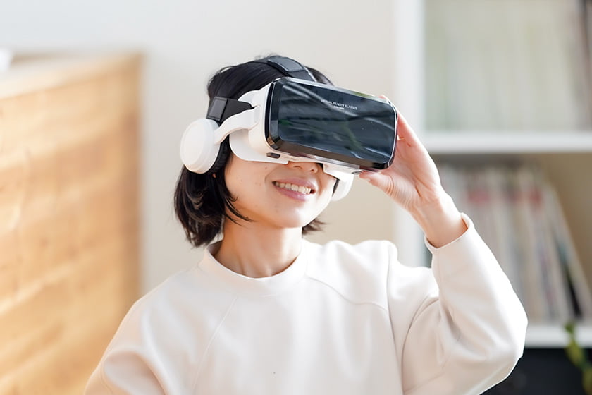 サンワサプライ Bluetoothコントローラー内蔵 VRゴーグル（ヘッドホン付き）の写真