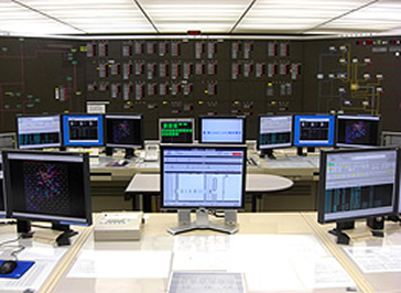 指令室全景の写真