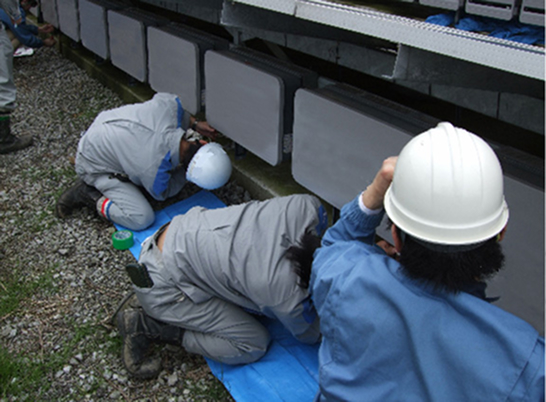 PCSのフロントカバーを開ける写真