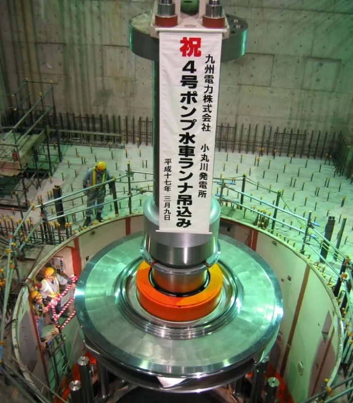 工事(小丸川発電所ランナ据付)の様子