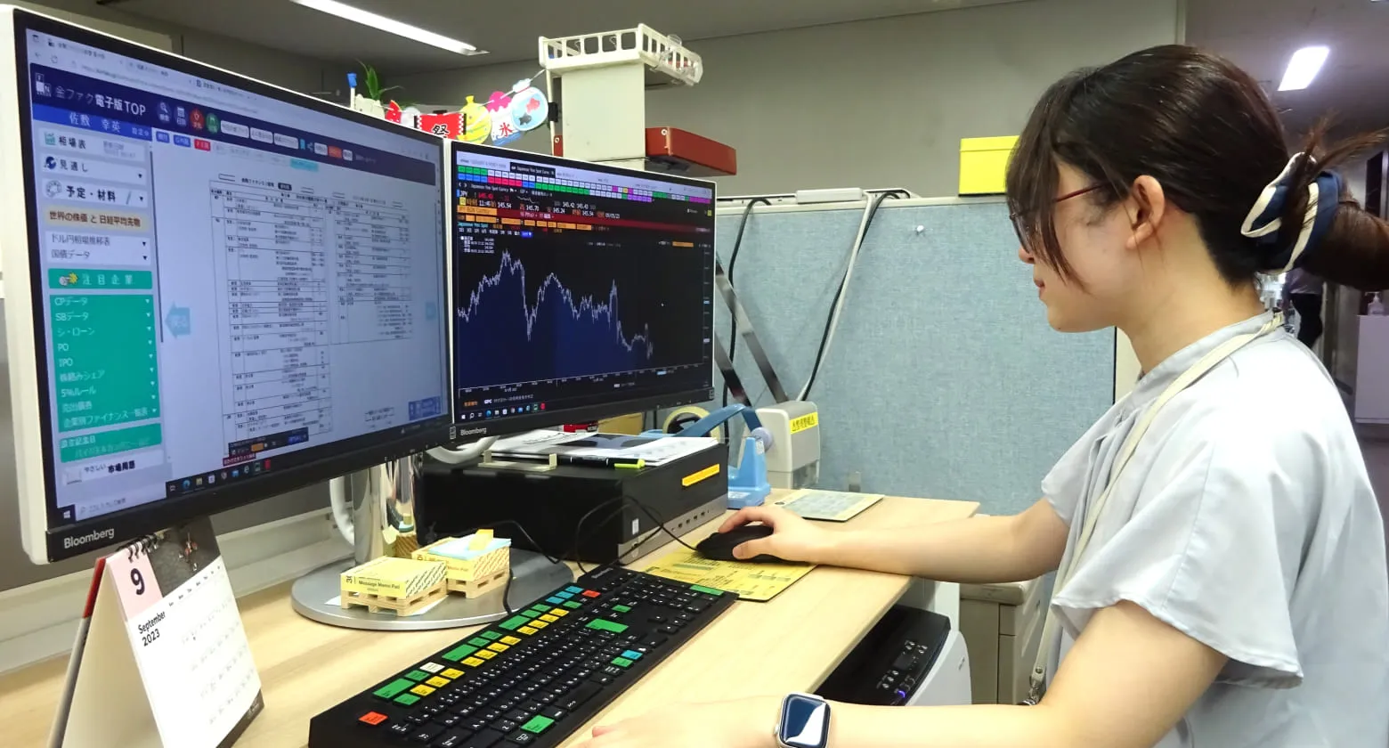 金利や為替の推移をチェックしている様子
