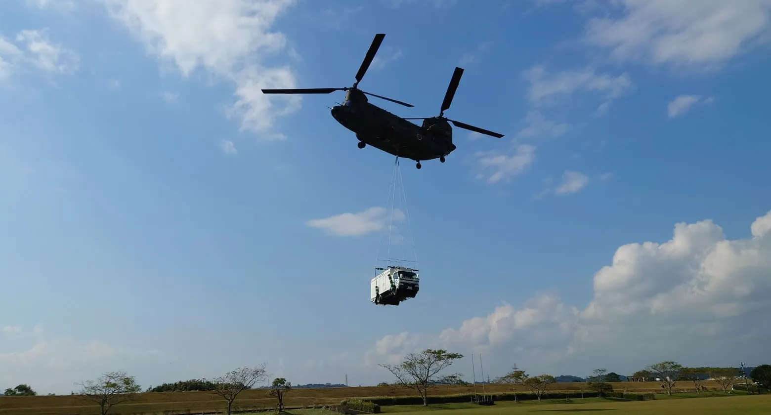 陸上自衛隊大型ヘリによる高圧発電機車の空輸