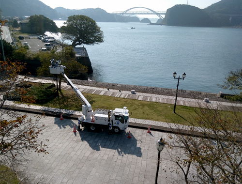 高所作業車で街灯清掃の写真