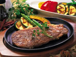 ステーキと野菜のグリルの写真