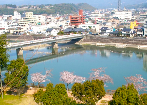 球磨川が流れる人吉市の写真