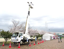 「九電ふれあいコーナー」高所作業車体験