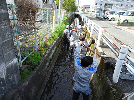 佐賀河川清掃の様子