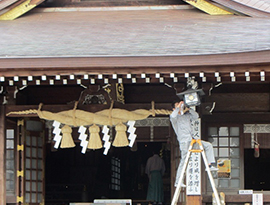 吊り灯篭の清掃の写真