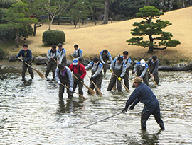 湧水池の清掃の写真