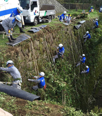 ロープ降下作業の様子