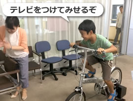 自転車発電機による発電体験の様子