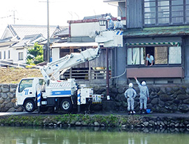 お客さまにも見守られ、高所作業車に乗り清掃活動