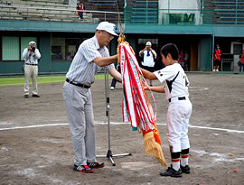 優勝トロフィー授与の様子