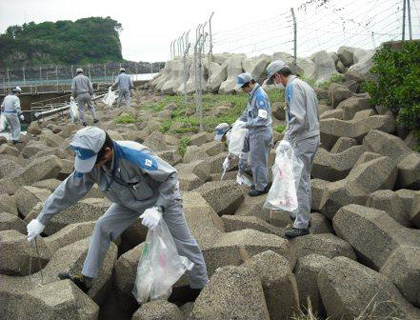 玄海原子力発電所周辺の海岸清掃ボランティアの様子