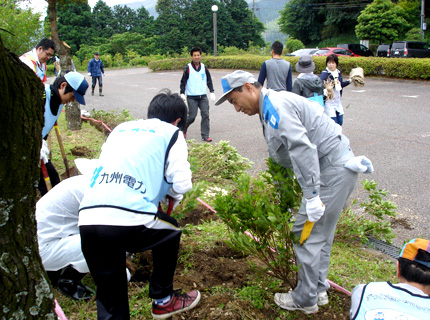 高取山公園での植樹活動の様子