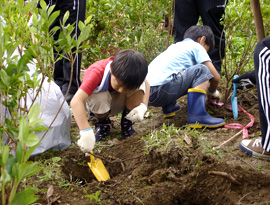 高取山公園での植樹活動の様子