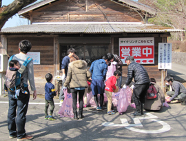 北山ダム周辺の清掃ボランティア活動の様子