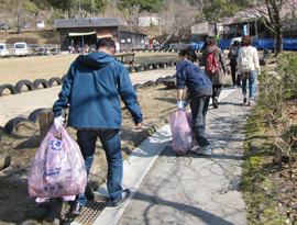 北山ダム周辺の清掃ボランティア活動の様子