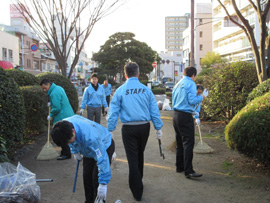 遊歩公園の清掃活動の様子