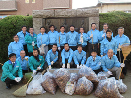 遊歩公園の清掃活動の様子