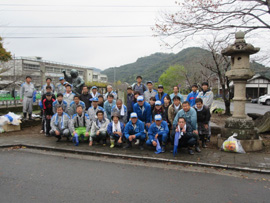 臼坪川清掃活動の様子