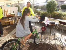 自転車発電体験の様子