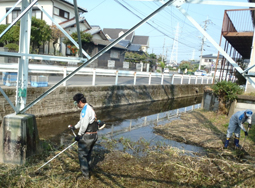 高木瀬変電所周辺の河川清掃ボランティア活動の様子