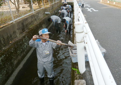 佐賀支社周辺の河川清掃ボランティア活動の様子