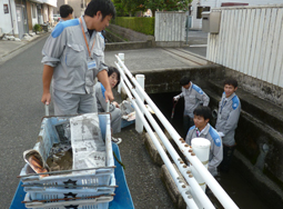 佐賀支社周辺の河川清掃ボランティア活動の様子