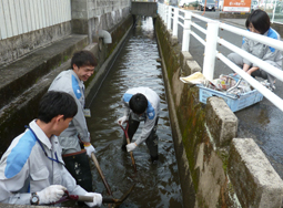 佐賀支社周辺の河川清掃ボランティア活動の様子