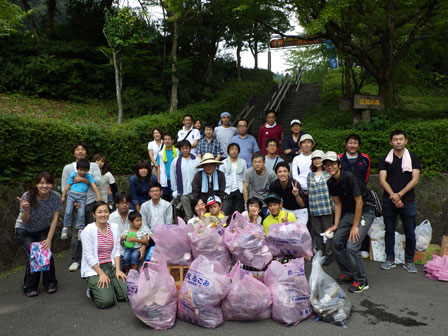 北山ダム周辺の清掃ボランティア活動の様子