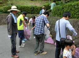 北山ダム周辺の清掃ボランティア活動の様子
