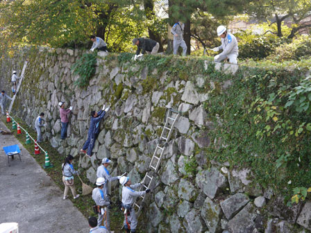 佐賀城鯱の門周辺の清掃活動の様子