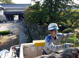 佐賀城鯱の門周辺の清掃活動の様子