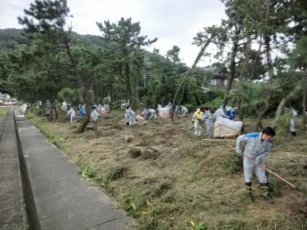 糸島市の深江海岸清掃活動の様子