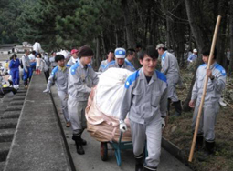 糸島市の深江海岸清掃活動の様子