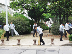 遊歩公園の清掃ボランティアの写真