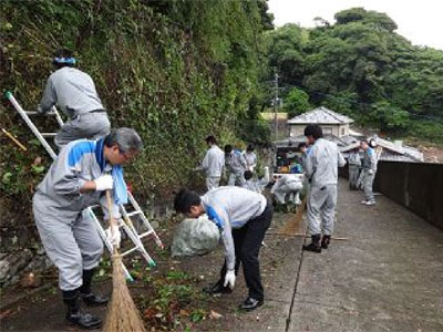 「松浦史料博物館」（平戸市鏡川町）周辺の石垣除草