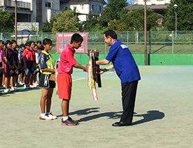 開会式での優勝カップ返還の様子