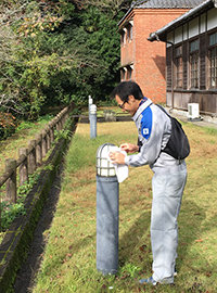 法の館　明かり拭きの様子