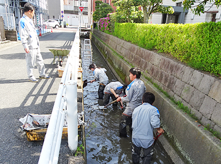 「春の川を愛する週間」河川清掃活動の様子