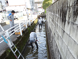 社屋横水路の清掃活動の様子