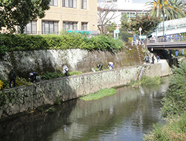 橋の下での作業の写真