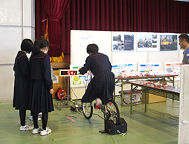 自転車発電機での発電体験の様子