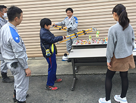 ヤットコを使ってのお菓子掴み取りの様子