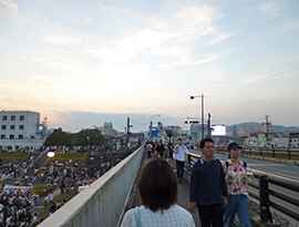 花火が上がる１時間前にしてこの人だかり。