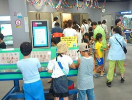 山川発電所展示館の夏休みイベントの様子