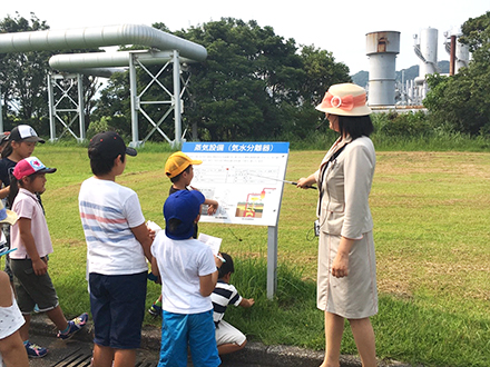 「夏休みエネルギー探検バスツアー」の様子